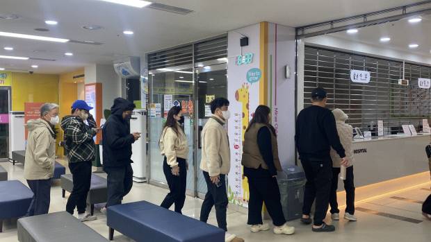 11일 오전 6시 20분께 광주시 북구 북구미래아동병원에서 부모들이 진료 접수 대기표를 뽑기 위해 줄을 서고 있다. /양재희 기자 heestory@kwangju.co.kr