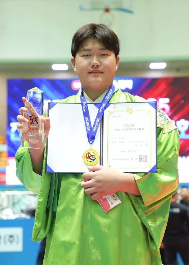 '대통령배 2025 전국씨름왕선발대회'에서 개인전과 단체전 모두 우승하며 2관왕에 오른 성주중 3학년 이민재 군. 성주교육지원청 제공