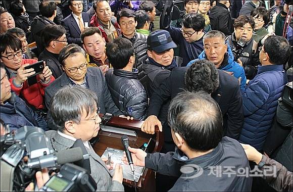 2016년 1월 7일 성산읍사무소소에서 열린 제주 제2공항 주민설명회가 주민들의 반발로 인해 파행을 빚었다. 국토교통부와 제주도는 당초 성산국민체육센터에서 설명회를 개최할 예정이었으나, 주민 반발에 밀려 장소를 옮겼고, 결국 주민들의 마음을 돌리지 못했다. ⓒ제주의소리 자료사진