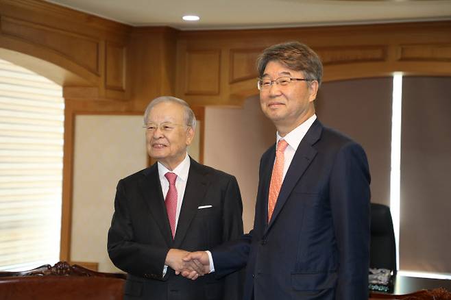 손경식 한국경영자총협회 회장(왼쪽)과 김지형 신임 경제사회노동위원회 위원장이 11일 마포구 대흥동 경총회관에서 회동하고 있다. (사진=한국경영자총협회)
