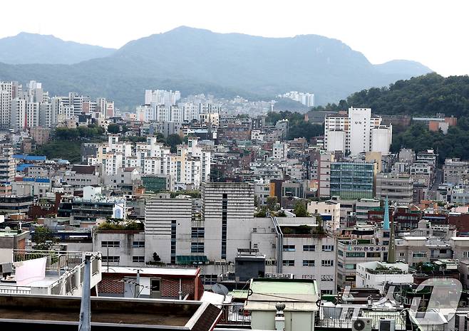 서울 전역과 경기도 남부 12개 지역에 토지거래허가제도(토허제) 시행되고 오피스텔과 빌라 등 비(非)아파트 시장이 상승세로 들어서고 있다. 사진은 서울 관악구 주택가. /뉴스1 ⓒ News1 이호윤 기자