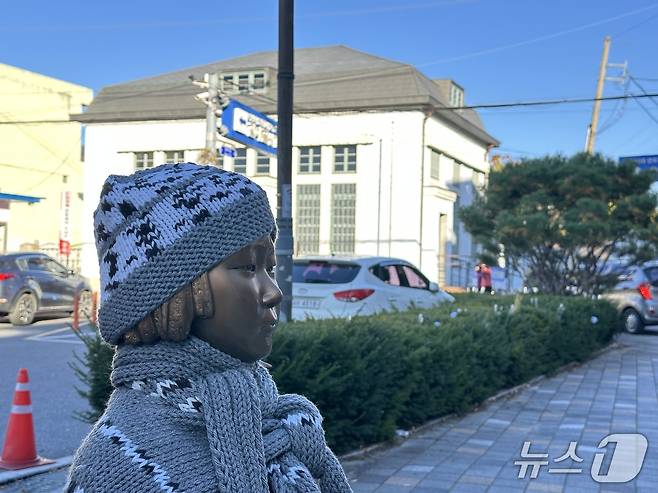 충주 평화의 소녀상 뒤로 충주시가 복원한 조선식산은행 건물이 보이고 있다.(재판매 및 DB금지)/뉴스1