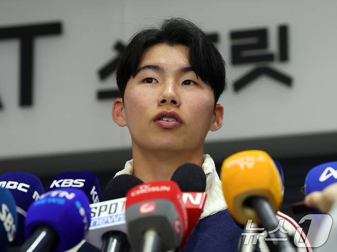 메이저리그(MLB) 진출 첫 시즌부터 월드시리즈(WS) 우승을 함께한 LA 다저스 김혜성이 6일 오후 인천국제공항을 통해 입국, 취재진 질문에 답하고 있다. 2025.11.6/뉴스1 ⓒ News1 황기선 기자