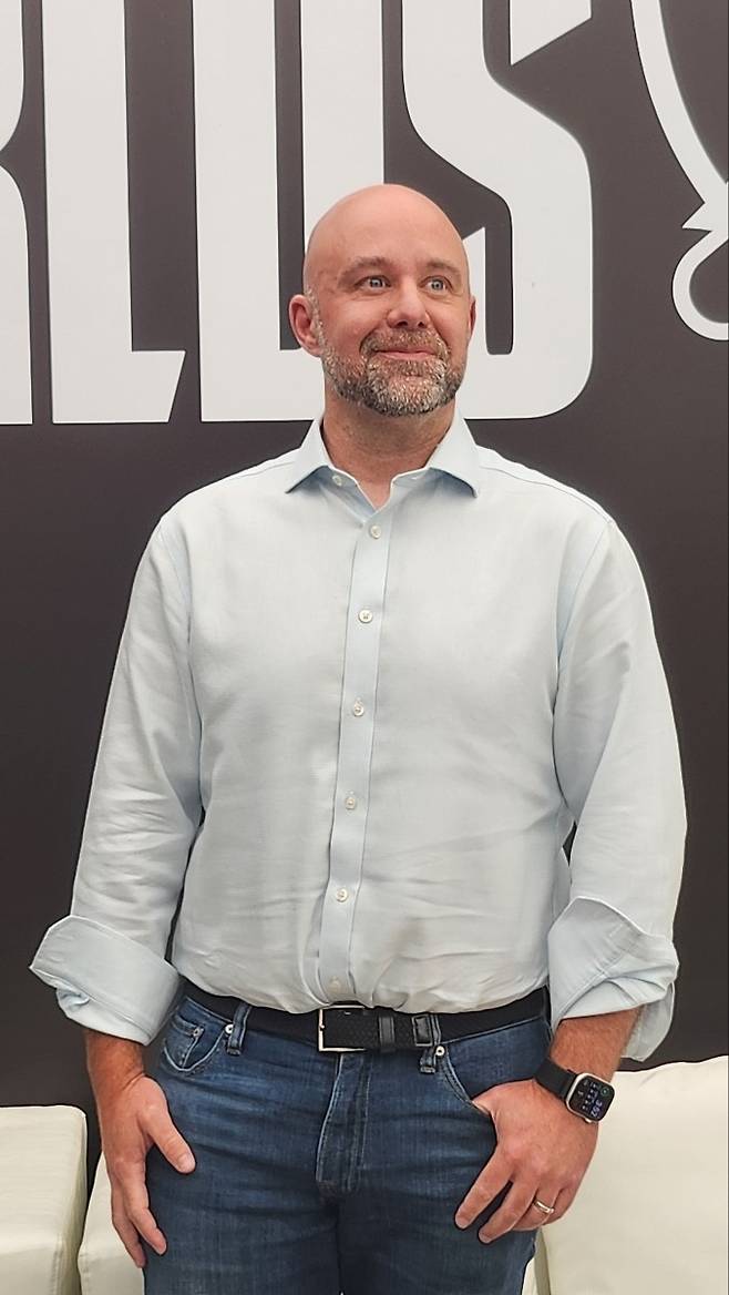 2025 롤드컵 결승을 앞두고 취재진 인터뷰에 응한 라이엇 게임즈 크리스 그릴리 LoL e스포츠 글로벌 총괄. 청두 | 김민규 기자 kmg@sportsseoul.com