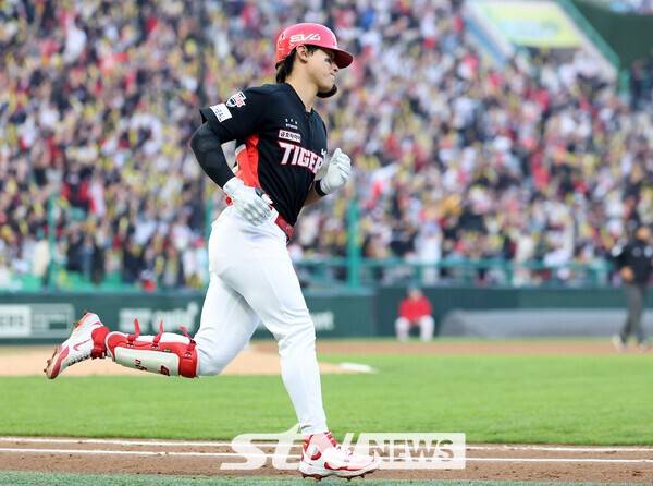 11일 오후 인천 미추홀구 SSG랜더스필드에서 열린 2025 프로야구 KIA 타이거즈와 SSG 랜더스의 더블헤더 2차전 경기, 4회초 1사 주자없는 상황에서 KIA 김도영이 솔로 홈런을 날린 후 베이스를 돌고 있다. /사진=뉴시스
