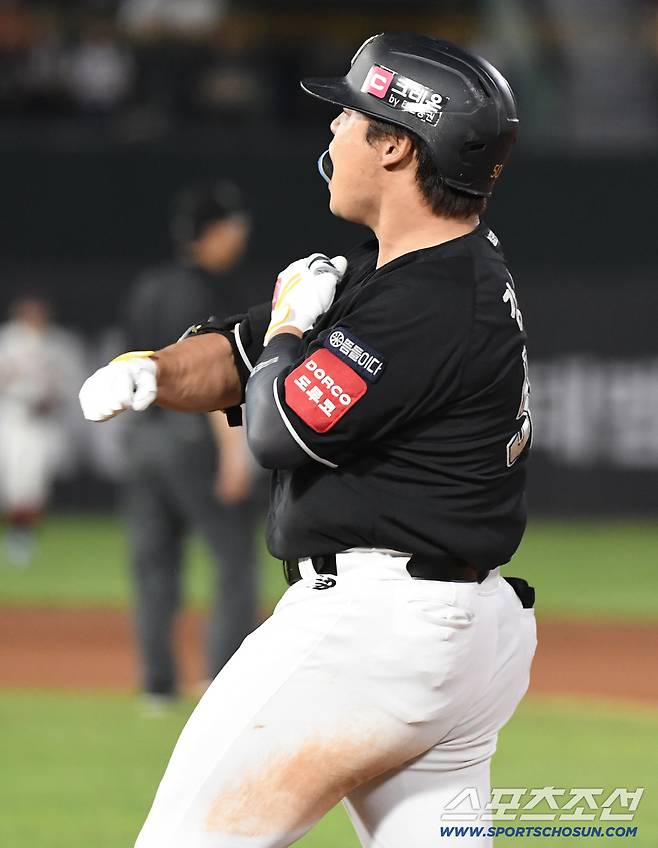 28일 부산 사직구장에서 열린 KT-롯데전. 10회초 1사 2루. 강백호가 1타점 역전 적시타를 친 후 환호하고 있다. 부산=정재근 기자 cjg@sportschosun.com/2025.8.28/