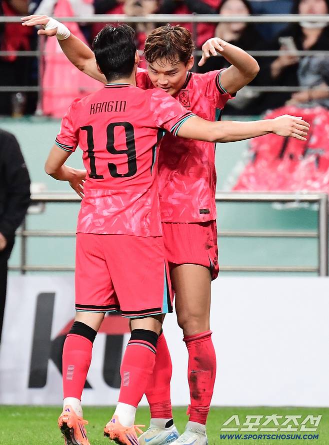 14일 서울월드컵경기장에서 열린 축구대표팀과 파라과이의 평가전. 후반전 팀의 두 번째 골을 성공시키고 이강인과 함께 기뻐하는 오현규. 상암=송정헌 기자songs@sportschosun.com/2025.10.14/