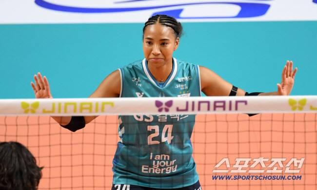 19일 장충체육관에서 열린 V리그 GS칼텍스와 IBK기업은행의 경기. GS칼텍스 레이나가 득점 후 환호하고 있다. 장충=박재만 기자 pjm@sportschosun.com/2025.10.19/