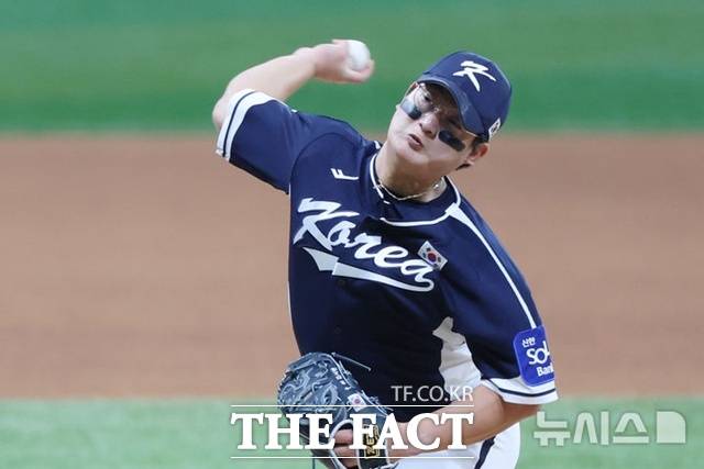 김서현은 시즌 막판부터 투구 밸런스가 완전히 무너진 상태다. 근본적인 수정이 필요한 시점이다. 김서현이 9일 체코전에서 온힘을 다해 투구하고 있다. /뉴시스