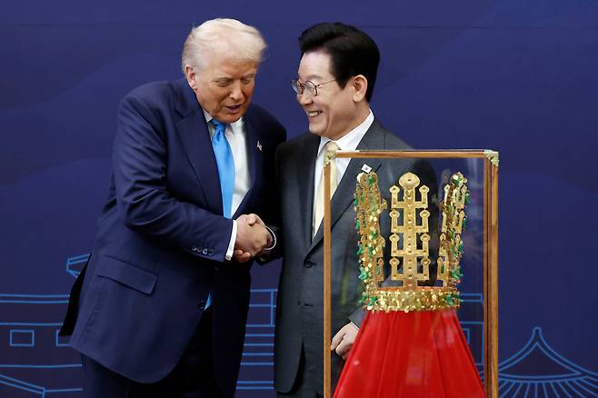 이재명 대통령이 지난달 29일 경북 경주박물관에서 도널드 트럼프 미국 대통령에게 '천마총 금관 모형'을 선물한 뒤 악수하고 있다. 한국은 이 회담 후 미국의 관세를 25%가 아닌 15%로 하는 대신 3500억달러를 투자하기로 미국과 합의했다. /연합뉴스