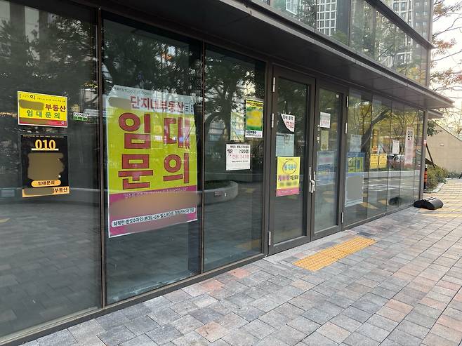 서울 동대문구 청량리역 롯데캐슬 SKY-L65 아파트 내 상가 점포가 비어있다. /김휘원