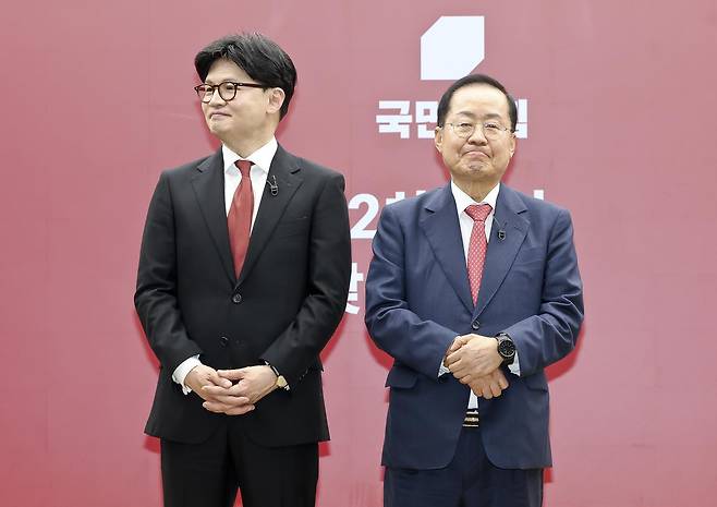 지난 4월 23일 국민의힘 대선 경선 후보였던 한동훈 전 국민의힘 대표와 홍준표 전 대구시장이 서울 여의도 국민의힘 중앙당사에서 열린 2차 경선 토론회 미디어데이에서 포즈를 취하고 있다. 뉴스1