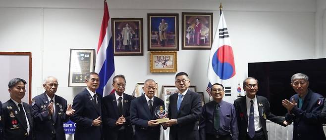 지난 10일 구본상 LIG 회장(오른쪽 네번째)과 LIG넥스원 임직원이 태국 '한국전 참전용사협회'를 방문해 한국전 참전용사들에게 감사의 마음을 전하고 기념촬영을 하고 있다. LIG넥스원 제공