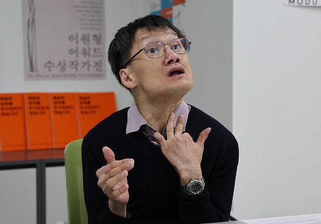 10일 서울 중구 모두미술공간에서 문승현 작가가 이야기하고 있다. 김태형 기자 xogud555@hani.co.kr