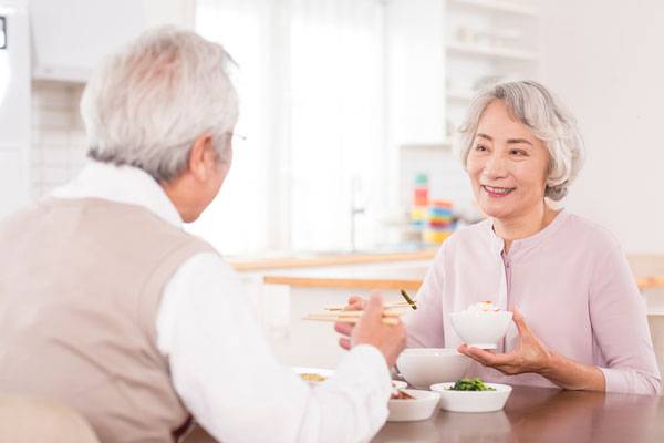 노화로 인해 저하되는 신체 기능 저하를 먹으려면 필요한 영양소를 고루 챙겨 먹어야 한다./사진=클립아트코리아