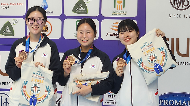 2025 ISSF 카이로 세계선수권대회 10m 여자부 공기권총 단체전에서 동메달을 차지한 양지인(한국체대), 김보미(부산시청), 오예진(IBK기업은행) 선수(왼쪽부터). 대한사격연맹