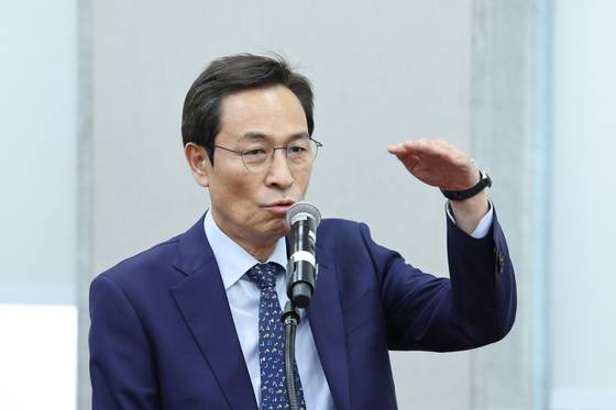 우상호 대통령실 정무수석이 지난 6일 서울 여의도 국회에서 열린 국회운영위원회의 대통령비서실 등에 대한 국정감사에서 의원 질의에 답변하고 있다. 뉴스1