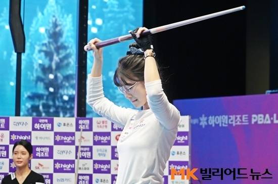이미래가 7세트에서 우승을 확정짓고 큐를 들어올리며 기뻐하고 있다.