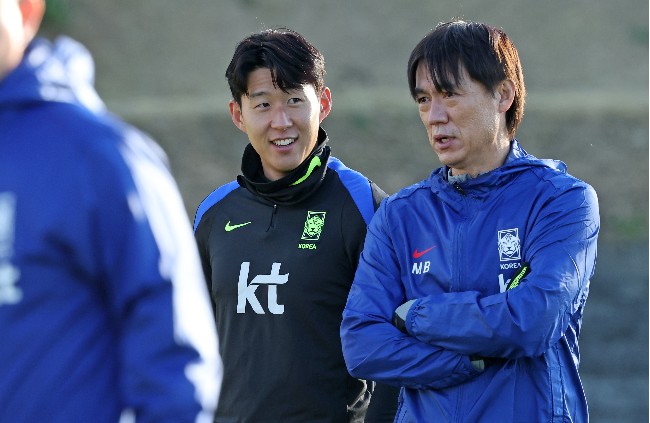 홍명보 감독(왼쪽)과 주장 손흥민(오른쪽). 사진=연합뉴스 제공