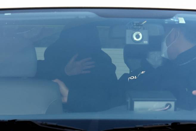 음주 운전 중 일본인 관광객 모녀를 들이받아 1명을 숨지게 한 30대 남성이 11일 오전 서울 동대문경찰에서 서울중앙지검으로 구속 송치되고 있다. /사진=뉴스1.