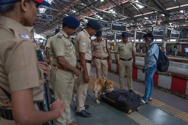 11일(현지시간) 인도 뭄바이의 유네스코 세계문화유산인 차트라파트 시바지 터미누스에서 탐지견을 동원한 보안 요원들이 승객들의 짐을 검사하고 있다. 전날 뉴델리에서 발생한 테러 의심 차량 폭발 사건으로 인도에는 높은 수준의 보안 경보가 발령됐다. /AP=뉴시스