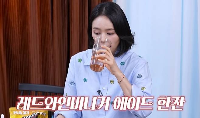 한가인이 혈당 관리 비법으로 레드와인 비니거를 소개했다. 유튜브 채널 ‘자유부인 한가인’ 캡처