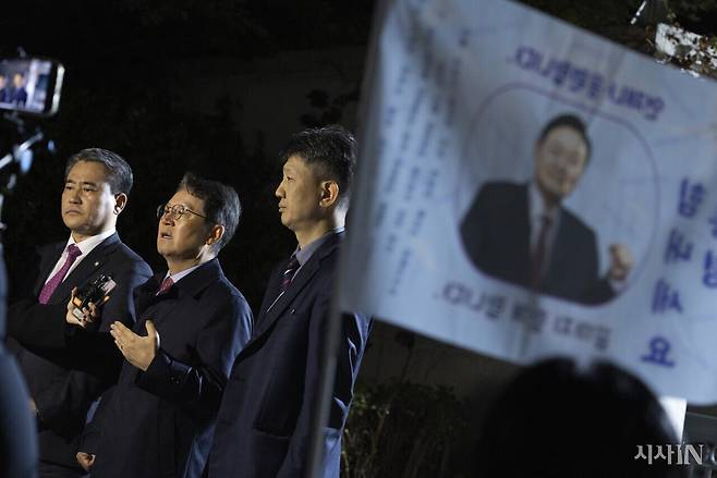 11월3일 윤석열 변호인단이 기자회견을 열고 “곽종근 증인의 증언이 전혀 맞지 않는다”라고 주장했다. ⓒ시사IN 이명익