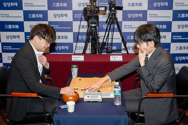 삼성화재배 16강전에서 만난 랴오위안허 9단(왼쪽)과 한국 랭킹 1위 신진서 9단. 사진제공 | 한국기원