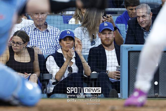 ▲ 찰스 3세 영국 국왕의 차남인 해리 왕자와 아내 메건 마클. LA 다저스와 토론토 블루제이스의 월드시리즈 4차전을 관람하고 있다.