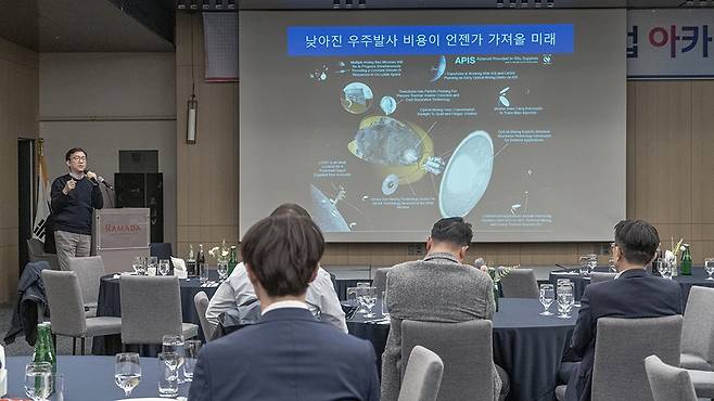 광주매일신문이 주최한 제12기 창조클럽 아카데미 제14강좌가 지난 11일 광주 라마다플라자 충장호텔에서 열렸다. 이날 김성수 경희대학교 우주탐사학과 교수는 ‘제2의 대항해 시대, 21세기 우주탐사’를 주제로 강연했다./김충식 기자