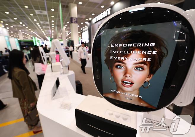 21일 서울 강남구 코엑스에서 열린 '2025 한국전자전(KES)'에서 참관객이 인공지능(AI) 로봇과 대화하고 있다. 한국판 CES로 불리는 한국전자전은 오는 24일까지 역대 최대 규모인 530개 기업(1320개 부스)이 참여해 첨단 제품과 기술을 선보인다. 2025.10.21/뉴스1 ⓒ News1 구윤성 기자