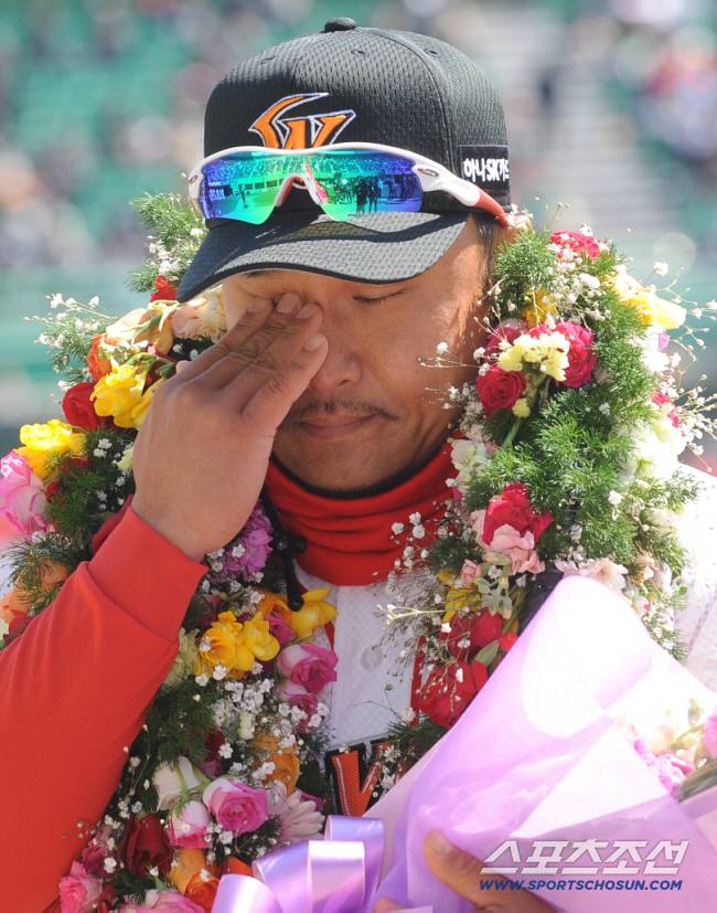 2010년 SK에서의 은퇴식에서 눈물을 흘리는 정경배 코치. 스포츠조선DB