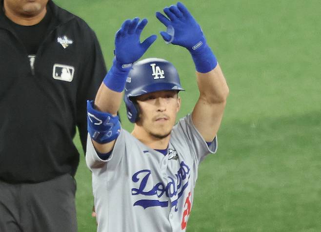 토미 에드먼이 월드시리즈 6차전서 3회 2루타를 치고 나가 신호를 보내고 있다. UPI연합뉴스