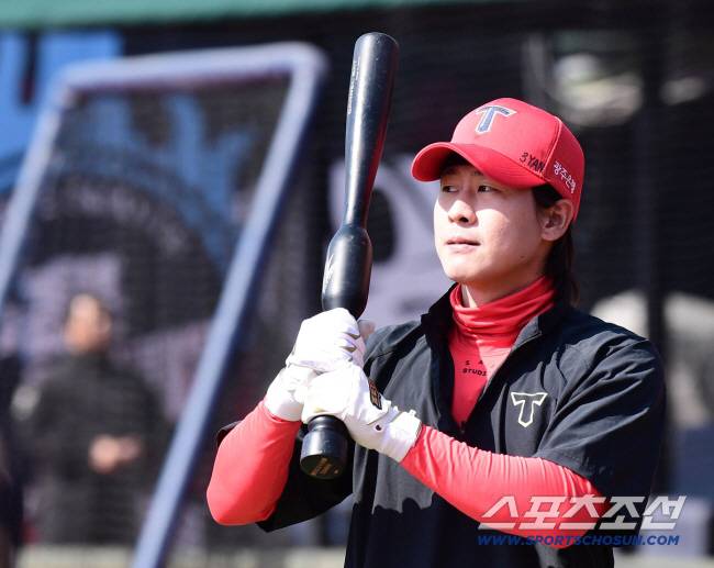 9일 부산 사직야구장에서 열린 KBO리그 시범경기 롯데와 KIA의 경기. 타격 훈련을 하고 있는 KIA 박찬호. 부산=송정헌 기자songs@sportschosun.com/2025.03.09/