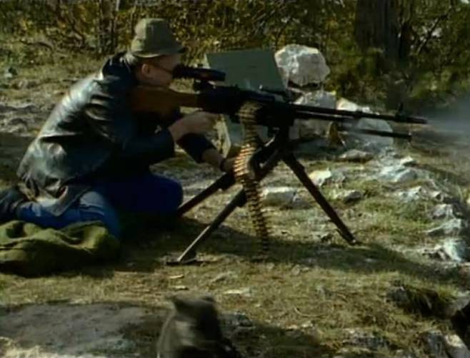 러시아인 작가 에두아르드 리모노프가 1992년 사라예보를 둘러싼 언덕에서 민간인을 향해 기관총을 쏘는 장면 /유튜브 스크린샷