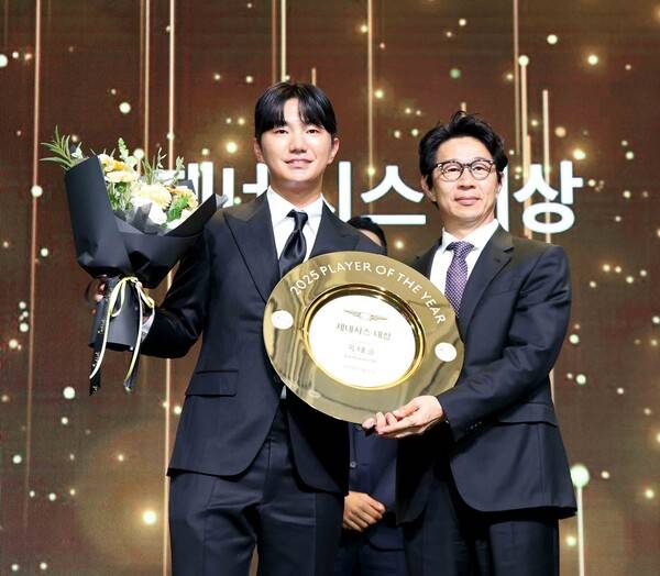 한국프로골프(KPGA) 투어 2025시즌 제네시스 대상을 차지한 옥태훈 프로가 '2025 KPGA 제네시스 대상 시상식'에서 수상하는 모습이다. 사진제공=KPGA (사진을 무단으로 사용하지 마십시오.)