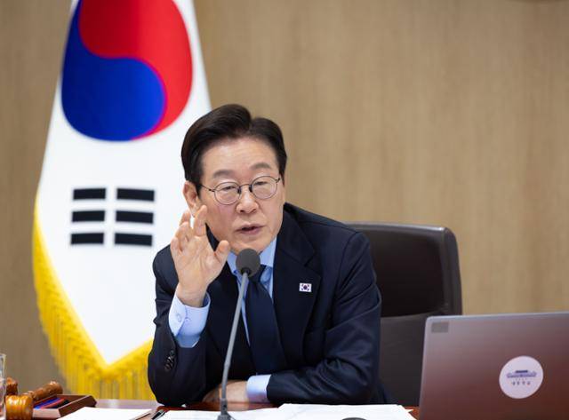 이재명 대통령이 11일 오전 서울 용산 대통령실에서 열린 제49회 국무회의를 주재하고 있다. 2025.11.11 대통령실 제공