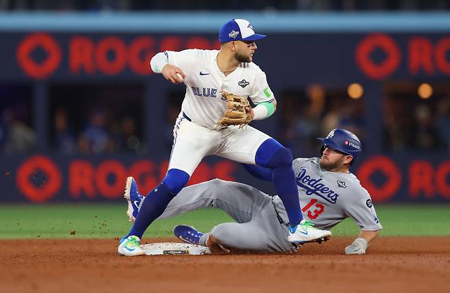 <yonhap photo-5102=""> TORONTO, ONTARIO - NOVEMBER 01: Bo Bichette #11 of the Toronto Blue Jays forces Max Muncy #13 of the Los Angeles Dodgers out during the sixth inning in game seven of the 2025 World Series at Rogers Center on November 01, 2025 in Toronto, Ontario. Gregory Shamus/Getty Images/AFP (Photo by Gregory Shamus / GETTY IMAGES NORTH AMERICA / Getty Images via AFP)/2025-11-02 11:11:28/ <저작권자 ⓒ 1980-2025 ㈜연합뉴스. 무단 전재 재배포 금지, AI 학습 및 활용 금지></yonhap>
