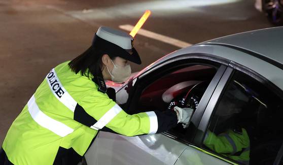 경찰 관계자들이 고속도로 음주운전 및 체납 차량 단속을 실시하는 모습. 사진 뉴스1