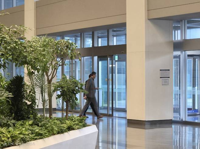 12일 전영현 삼성전자 DS부문장과 오찬을 마치고 경기 화성 삼성전자 DSR을 나서는 크리스토퍼 푸케 ASML CEO. 황정수 기자