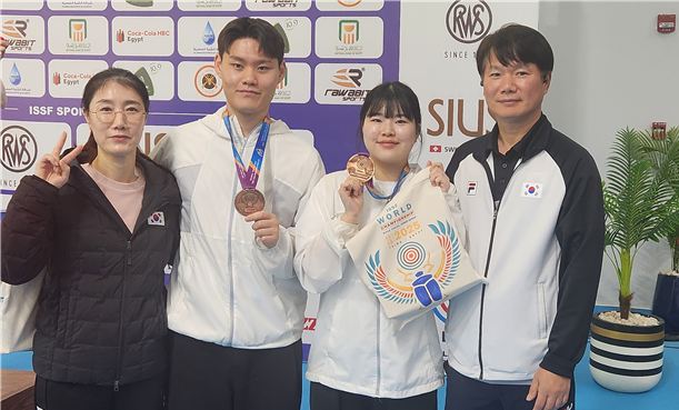 2025 ISSF 카이로 세계선수권대회 10m 공기권총 혼성단체전에서 동메달을 차지한 마서윤 코치, 홍수현(강원일반), 오예진(IBK기업은행), 김영욱 코치. 대한사격연맹 제공