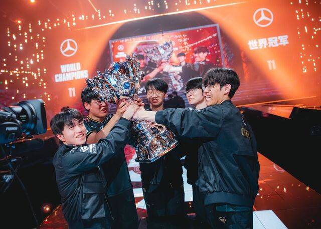 T1이 지난 9일 중국 청두 동안호 스포츠 센터 다목적 체육관에서 열린 2025 LoL 월드 챔피언십 결승전에서 KT 롤스터를 3대 2로 꺾고 3연속 우승을 차지했다. T1의 프랜차이즈 스타 '페이커' 이상혁(아래)은 개인 통산 6회 우승 기록을 썼다. 라이엇 게임즈 제공