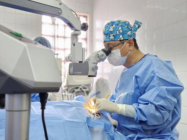 정한욱 고창우리안과 원장이 11일(현지시간) 모리타니 누악쇼트 국립병원에서 백내장 수술을 하고 있다.