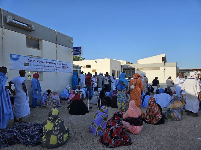 모리타니 국민들이 11일(현지시간) 누악쇼트 국립병원 앞에서 비전아이캠프 진료 접수를 기다리고 있다.
