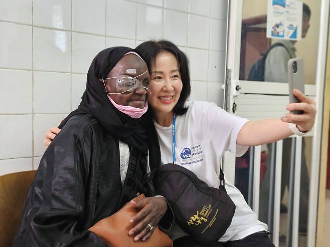 모리타니 백내장 환자가 11일(현지시간) 누악쇼트 국립병원에서 비전아이캠프 자원봉사자와 스마트폰으로 셀카를 찍고 있다. 이번 비전아이캠프엔 한국과 미국의 의사, 간호사, 자원봉사자 20여명이 함께했다.