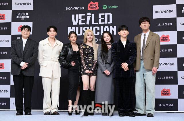 가수 신용재, 몬스타엑스 기현, 에일리, 키스오브라이프 벨, 안지영, 폴킴, 배우 최다니엘(왼쪽부터)이 인사하고 있다. / 유진형 기자(zolong@mydaily.co.kr)