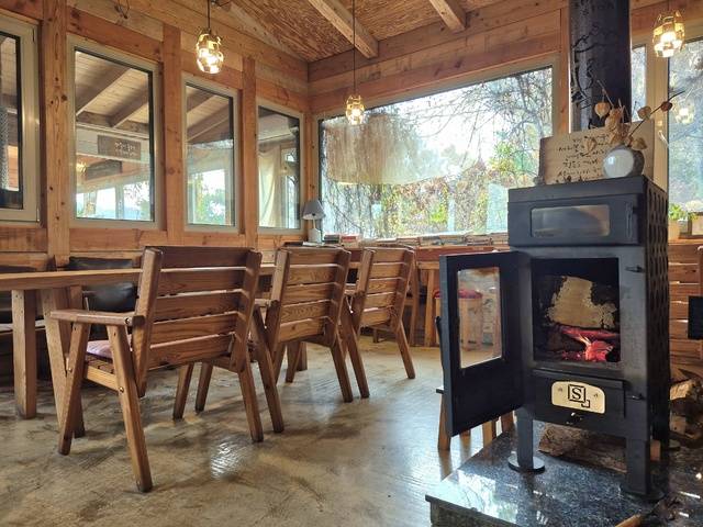 신을 신고 생활할 수 있게 실내공간을 계획하면 다른 난방시설 필요 없이 나무 난로 하나로도 거뜬히 겨울나기가 가능하다. 난방비는 물론 건축비도 절약할 수 있다.