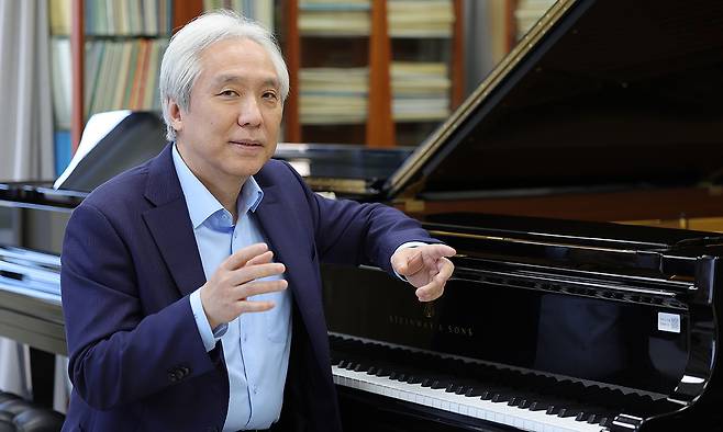 김대진 전 한예종 총장이 서울 서초구 한예종 음악원 캠퍼스 내 연구실의 피아노 앞에 앉아 세계일보와 인터뷰하고 있다. 김 전 총장은 “어떤 곡을 피아노로 잘 치는 법은 요즘 유튜브 동영상만 검색해도 찾을 수 있다”며 “교육자의 역할은 곡이 아니고 사람을 가르치는 것”이라고 말했다. 이재문 기자