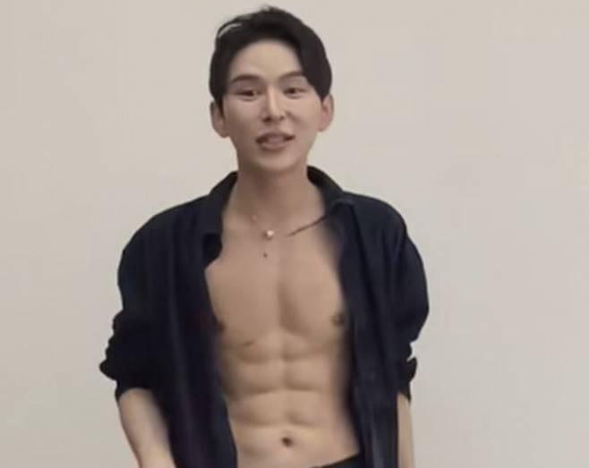 소셜미디어(SNS)에서 ‘앤디 하오 티에난’으로 활동하는 중국 남성. 히알루론산 주사로 인공 8팩 복근을 만드는 데 8억원이 넘는 돈을 쓴 사실이 알려져 화제를 모으고 있다. SNS 캡처