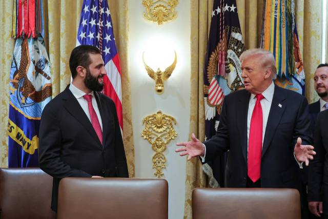 도널드 트럼프(오른쪽) 미국 대통령이 10일(현지 시간) 워싱턴DC 백악관 오벌 오피스에서 아흐마드 알샤라 시리아 대통령과 대화하고 있다. UPI연합뉴스